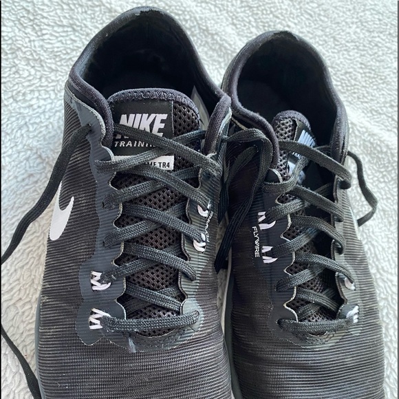 USED NIKE SHOES - Picture 15 of 16